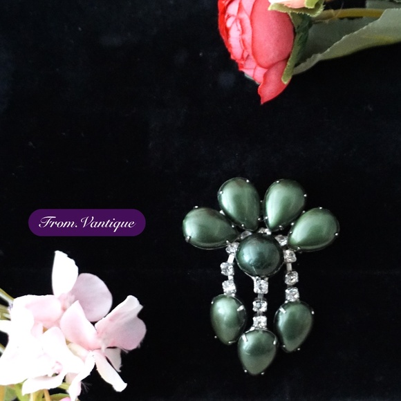 🟢 VINTAGE Green Pearl with Crystal Dangly Brooch / Scarf Pin 🧷 - Picture 2 of 5